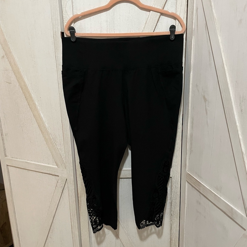 EUC Lane Bryant Livi active cropped leggings with crochet cutout detail 18/20
